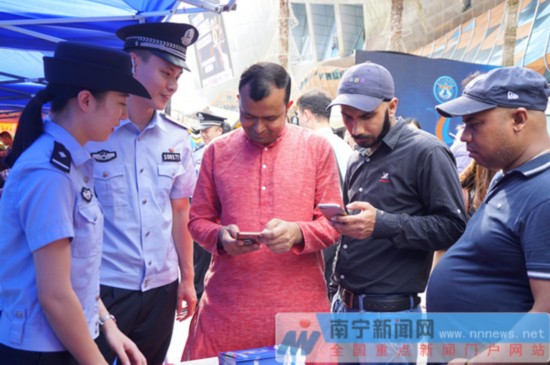 南宁在全国率先启用电子身份证 住宿开锁扫码