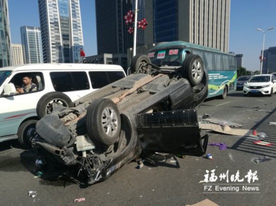 鳌峰大桥台江下桥处发生事故 皮卡撞掉小车车顶