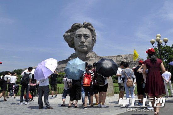 长沙橘子洲7月15日迎来洪水退去后恢复开园的