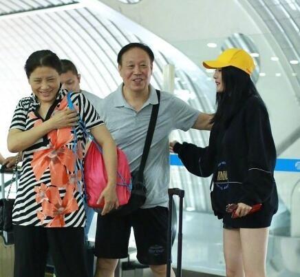 杨幂机场偶遇大学恩师晒自拍 杨幂的大学老师