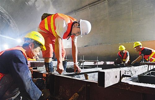 济青高铁青阳隧道贯通(图)--中国央企新闻网--权