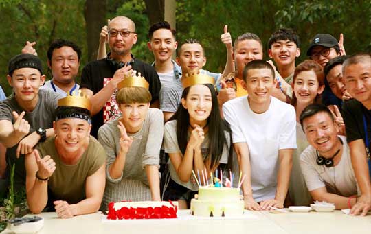 《大叔与少年》开机 导演管虎费振翔“反差萌”--人民网娱乐频道--人民网