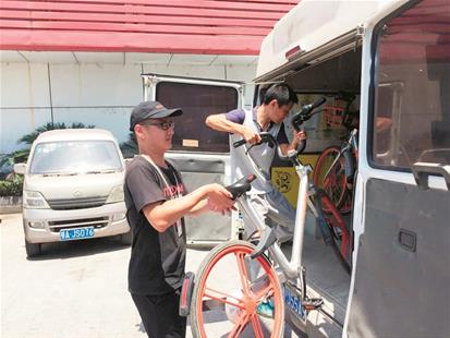 烈日下的共享单车调度员:每天搬车80辆喝3升矿