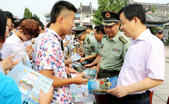 淮安市淮安区举行征兵政策宣传咨询活动