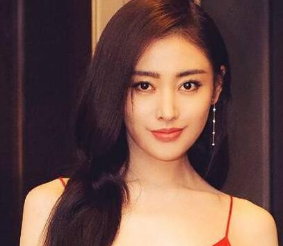 张天爱延误睡机场 身上只盖着一张报纸引粉丝