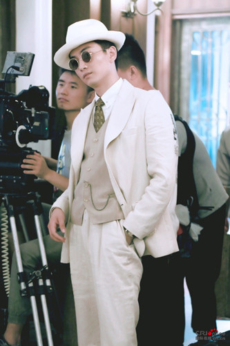 《红蔷薇》陈晓杀青 穿民国老式西服笑容灿烂