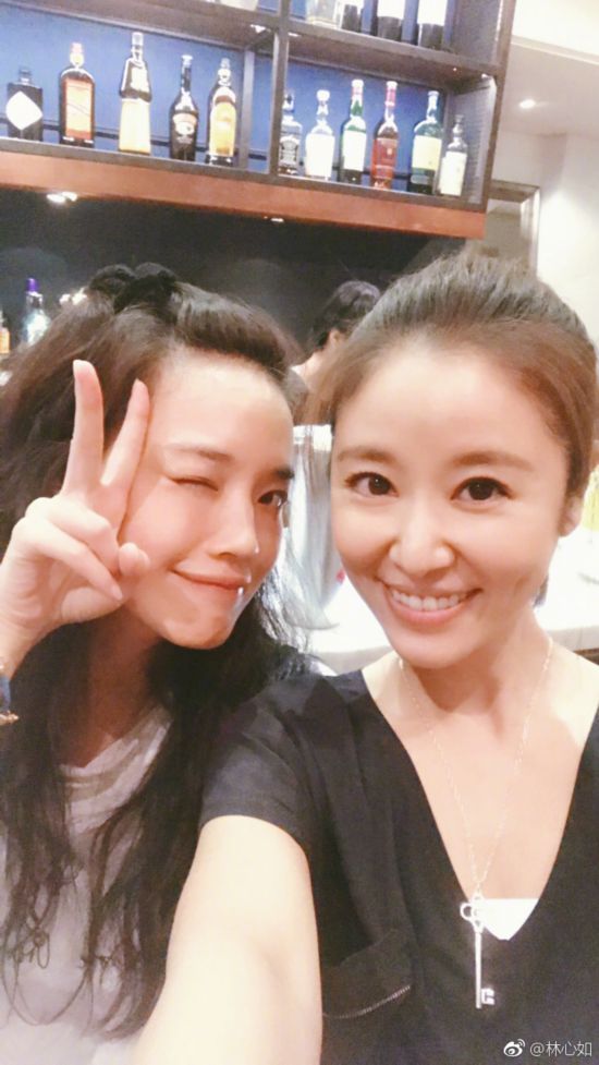 好幸福!林心如获老公霍建华和好姐妹舒淇同时