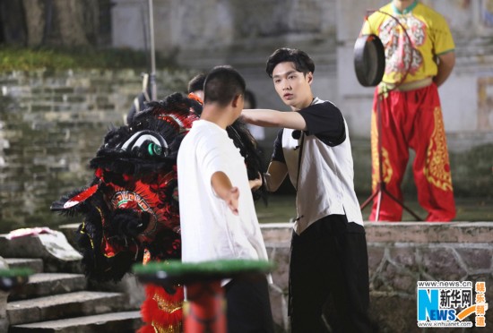 张艺兴《极限挑战》遭整蛊 床塌叫醒 笑果 足