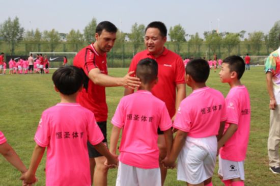 中德青少年足球夏令营渭南站开营 德国人严谨