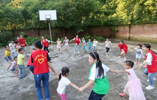 大学生暑期支教山区留守娃