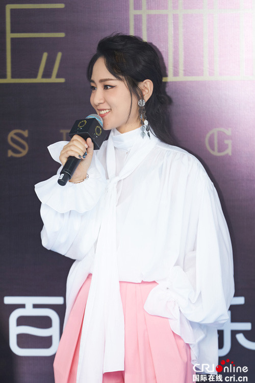 周笔畅粉嫩亮相和张碧晨同唱《凉凉》再摘最佳