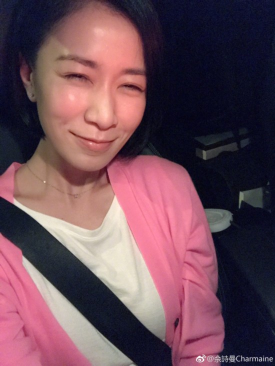 佘诗曼晒素颜自拍 但照片的角度有些太大胆了