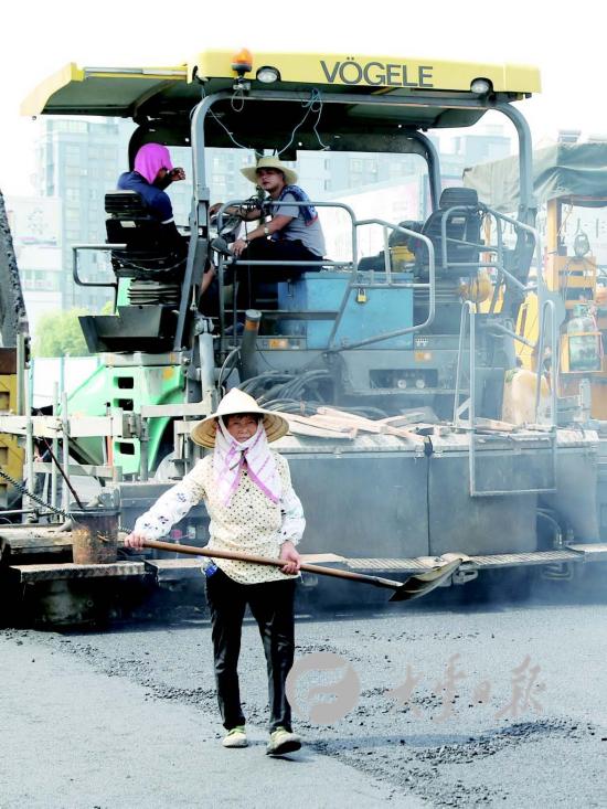 盛夏骄阳似火 盐城大丰众多劳动者坚守岗位