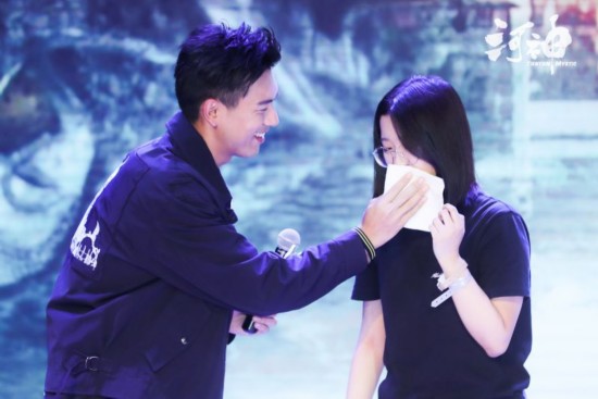 《河神》开播 李现笑称有18块腹肌张铭恩上演