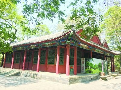 北京动物园里的堂塔楼碑