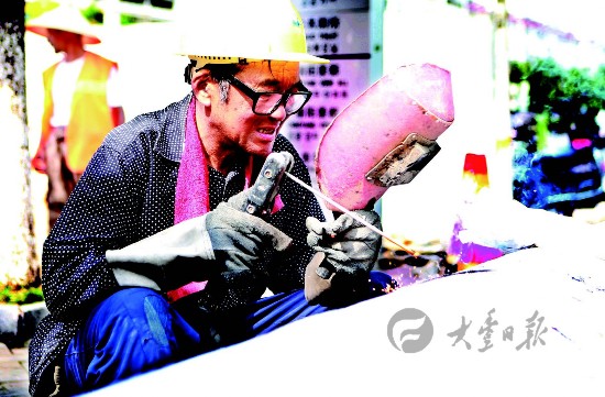 盛夏骄阳似火 盐城大丰众多劳动者坚守岗位