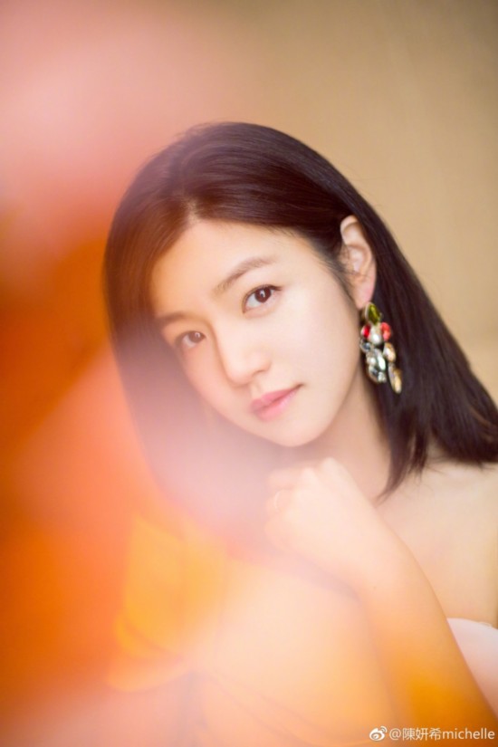 陈妍希托腮露侧脸