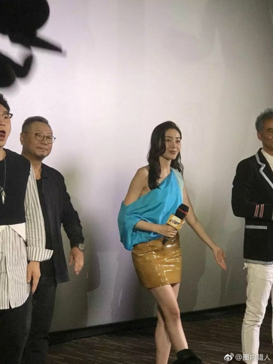 浓浓的乡土气息!张天爱土豪金包臀裙子好辣眼