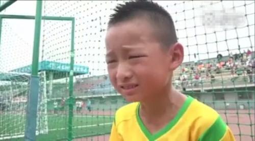 三个傻子跟我踢球男孩找到了:一口气能颠球一