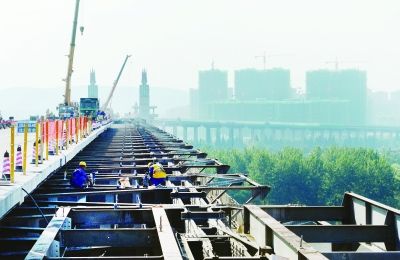 南京长江大桥公路桥工程现场:工人顶烈日施工