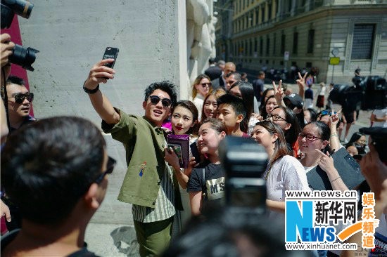 郑恺程晓玥亮相米兰 出游行李大公开:铁皮面具