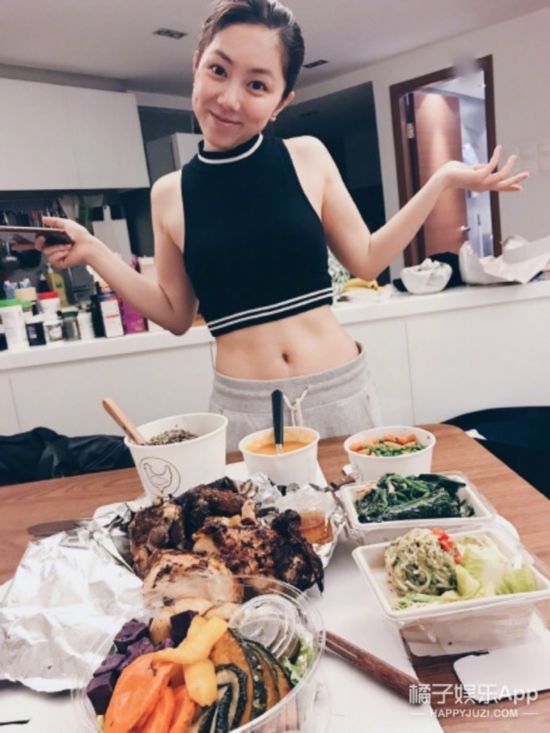 邓紫棋晒美食马甲线抢镜，瘦下来的她美出新高度