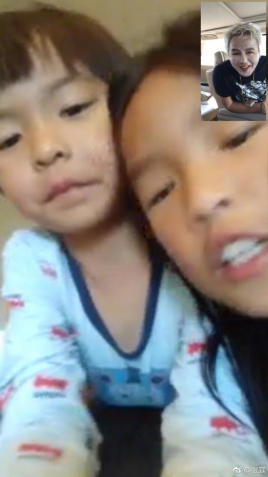 张庭老公敷面膜与女儿视频通话 照顾豆苗父爱