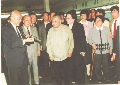 1992年1月,邓小平视察珠海江海电子股份有限