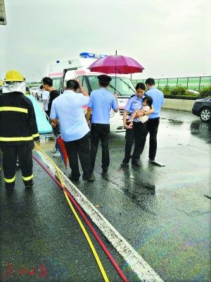 高速车祸娃受惊 过路法警伸援手