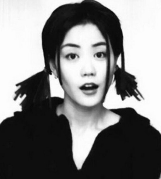 王菲黑白旧照曝光 扎双马尾吐舌卖萌扮鬼脸网