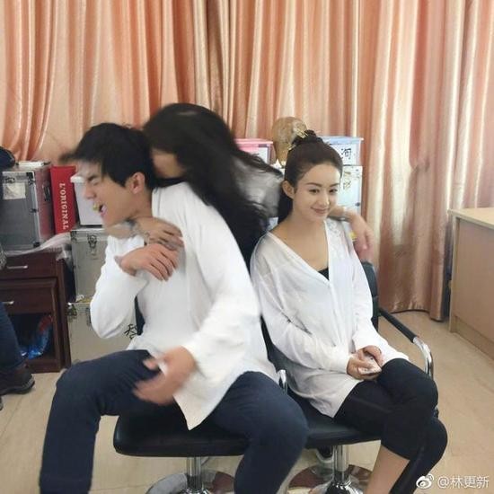 林更新合影竟遭强吻 赵丽颖一旁看戏嘴角蜜汁