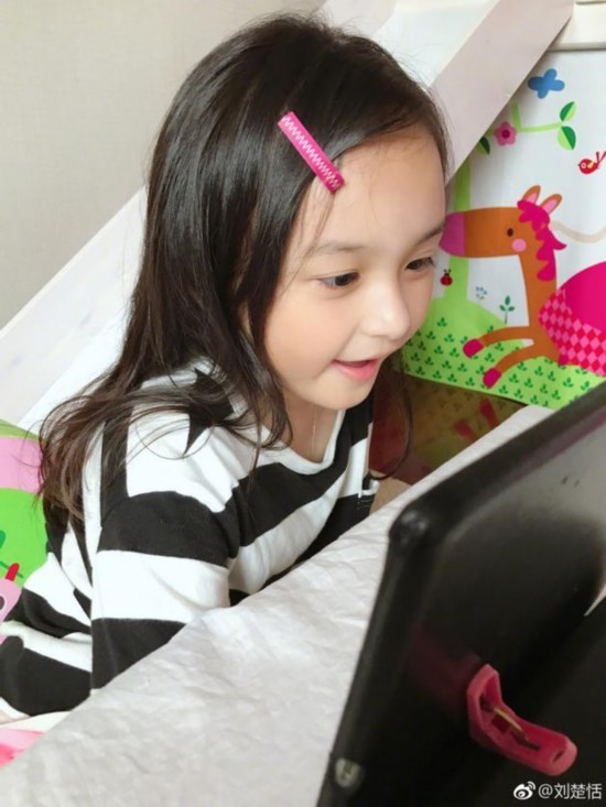 小芈月 线上学英语 萌萌大眼紧盯屏幕超可爱