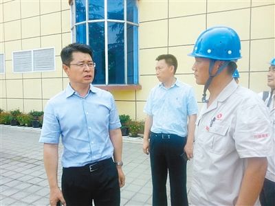 市环保局局长王锋君(左)在工作中