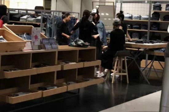 网友商场偶遇刘亦菲逛街 素颜被偷拍仍超美