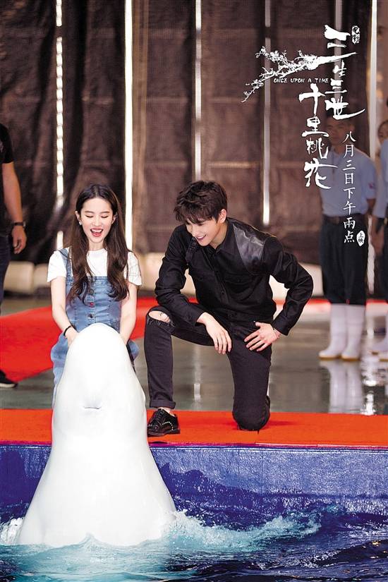 刘亦菲杨洋与白鲸亲密互动 白鲸献吻