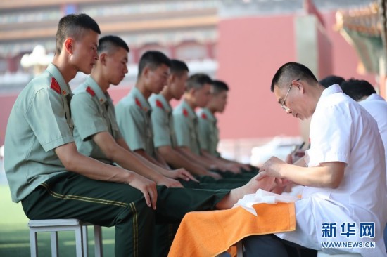 北京拥军服务队为天安门国旗护卫队战士修脚