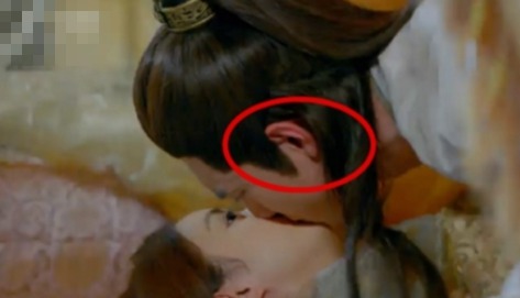 林更新合影遭强吻赵丽颖“蜜汁”微笑 玥公子有多害羞?