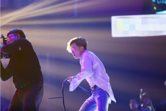 《明日之子》杨幂短裤秀美腿白到发光 薛之谦