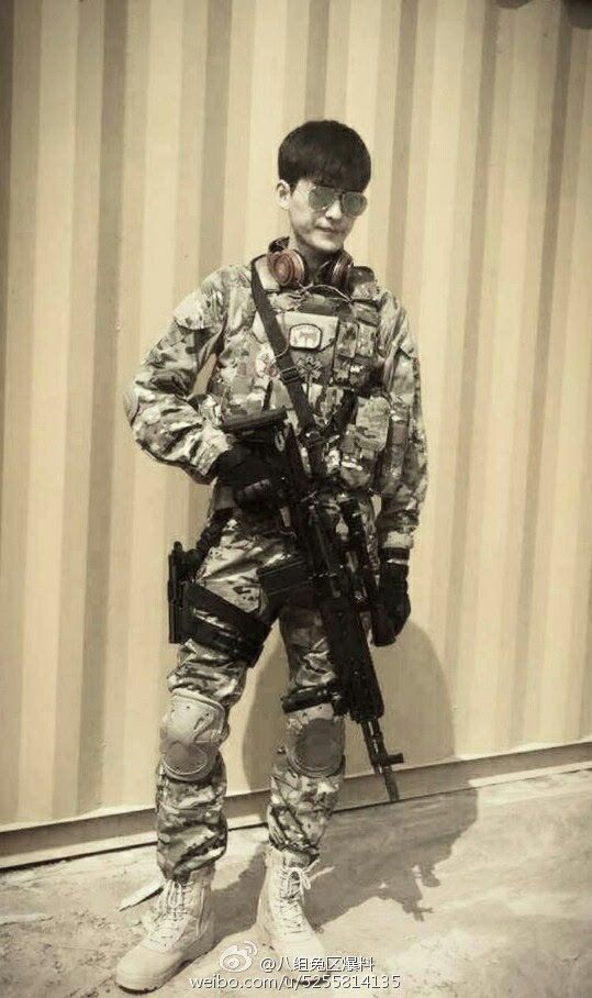 《战狼2》票房破十亿 吴京张翰铁血剧照曝光