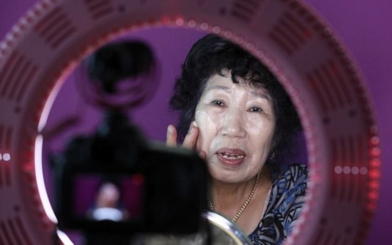 人老心不老!韩71岁老妇拍搞笑美妆视频成为网