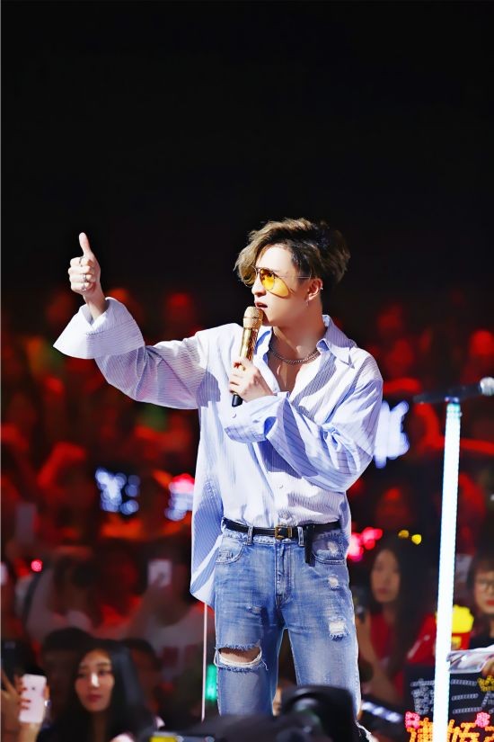 明日之子》杨幂短裤秀美腿白到发光 薛之谦帅