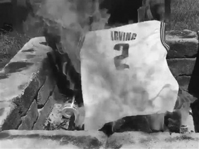 骑士球迷 怒烧欧文球衣