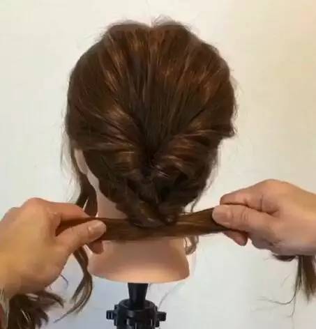 step4:用手指将头发纹理拉松.