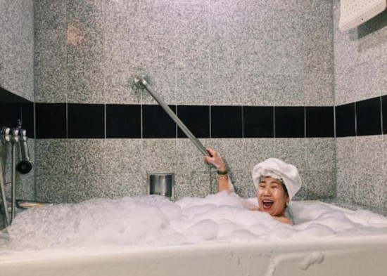 人老心不老!韩71岁老妇拍搞笑美妆视频成为网