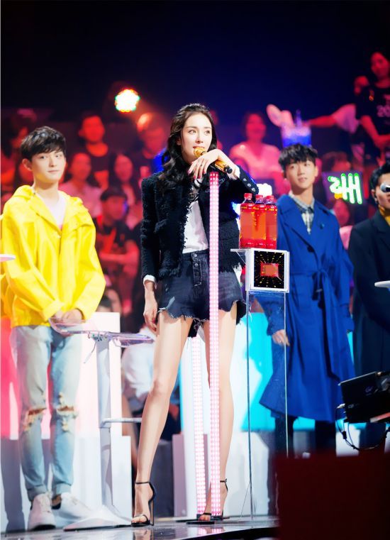 杨幂短裤秀美腿白到发光 薛之谦帅气华晨宇绅