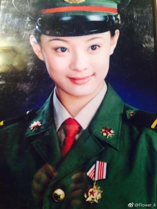 孙俪妈妈晒女儿青涩军装照 林青霞吴彦祖领衔