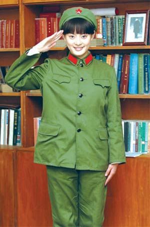 孙俪妈妈晒女儿青涩军装照 林青霞吴彦祖领衔