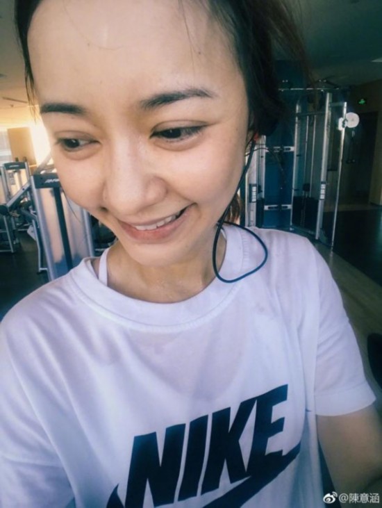 陈意涵运动后大吃火锅元气满满 手捧美食甜笑