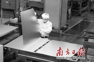 生益科技的生产车间,技术工人在流水线上作业.