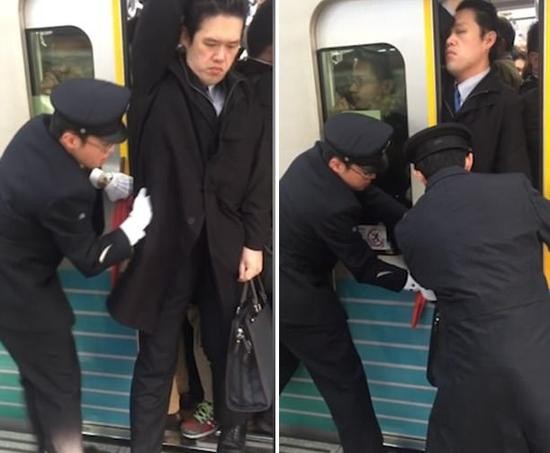 日本男乘客被3名工作人员合力推上地铁 全程淡定自如